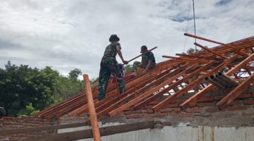 Satgas dan Warga Kompak Pasang Atap RTLH 