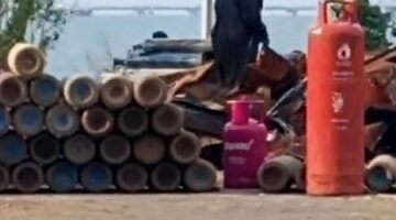 DISHUB PANTAI BOOM BANYUWANGI AKUI TIDAK TAHU KEGIATAN PEMOTONGAN BESI TUA DI DEPAN KANTOR   