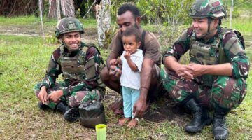 Senyum Hangat di Tanah Papua, Satgas Yonif 521/DY Gelar Komsos di Apalapsili